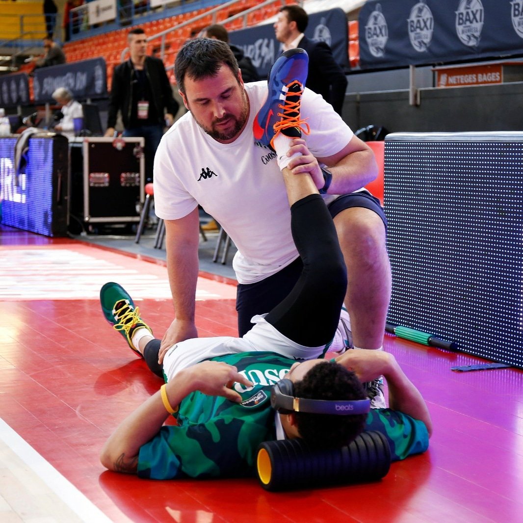BasquetBegues's tweet photo. 📢📢 En una estona xerrem de #bàsquet #BàsquetMaiPara amb @arnauvic 
📝📝 Estructura i organització de sessions al #bàsquet formatiu.
🏀🏀 #lasumadetotsésmésquemolts https://t.co/CXGK07AiXj
