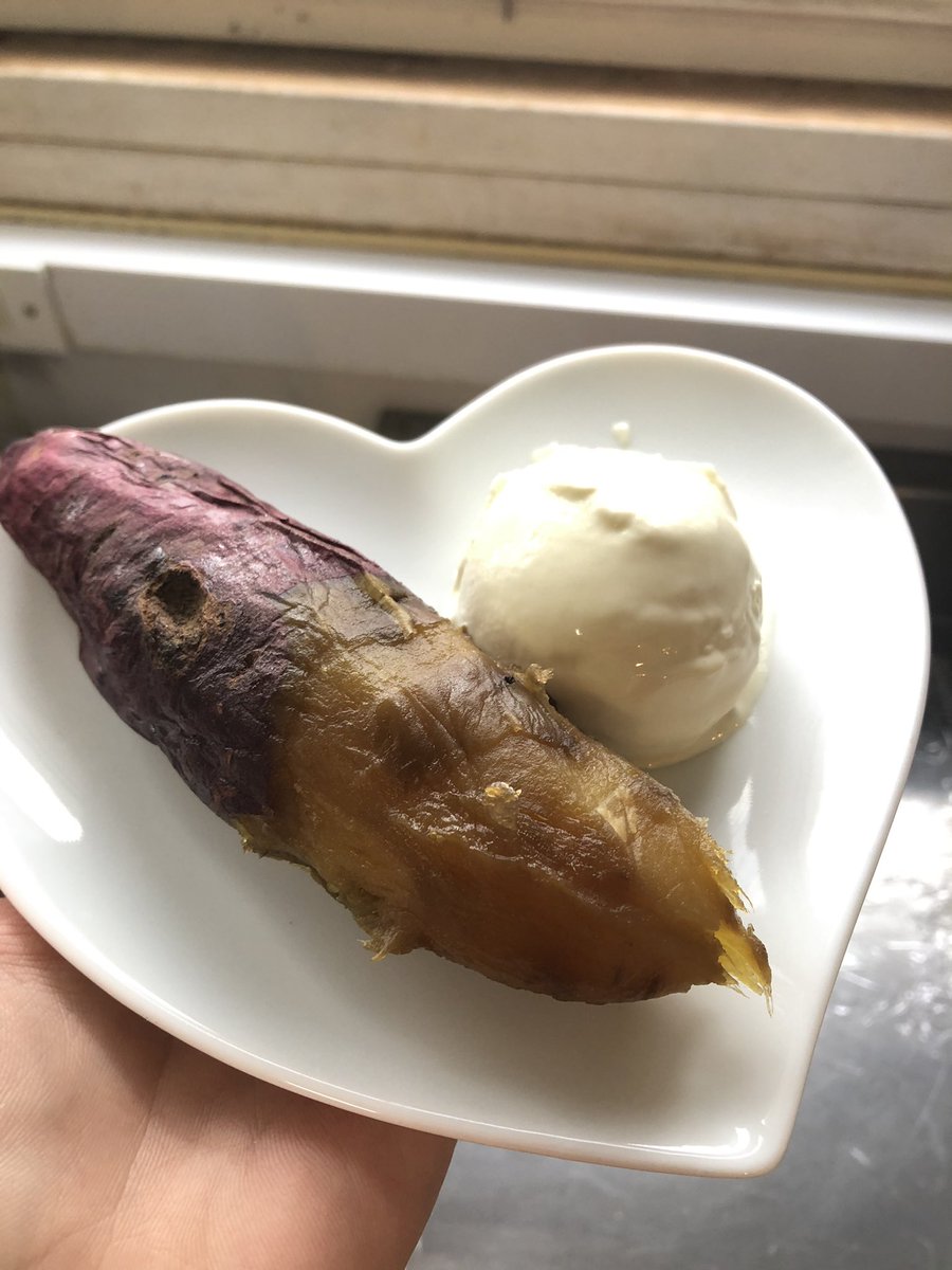 FRUTICO4's tweet photo. 「さつまいもジェラート試作中！」

いわもと農園さんの「さつまいも」

蜜がトロトロ溢れ出す
甘〜いお芋です😋

美味しい焼き芋の作り方に
手間取ってましたが、
納得の仕上がりになりました😁👍

後は、この味をジェラートに落とし込む！
#フルティコ #余市町 #ジェラート #さつまいも https://t.co/h95T9JEkrI