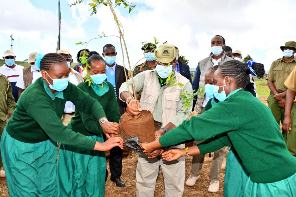 Environment_Ke's tweet photo. @Environment_Ke Cabinet Secretary Keriako Tobiko has reiterated Government’s commitment to find a lasting solution to the rising water levels in rift Valley lakes and Lake Victoria #RisingWaterLevels @Kiptoock @Kiptoock @Walidbadawi @UNDPKenya
👇👇👇👇
https://t.co/LOafy2hjyS https://t.co/WMwWMMUPc4