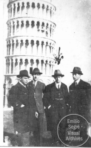 scuolanormale's tweet image. “Ci sono soltanto due possibili conclusioni: se il risultato conferma l'ipotesi, allora hai appena fatto una misura. Se il risultato è contrario alle ipotesi, allora hai fatto una scoperta.” #Accaddeoggi nel 1954: scompare a Chicago il normalista e @NobelPrize Enrico Fermi.