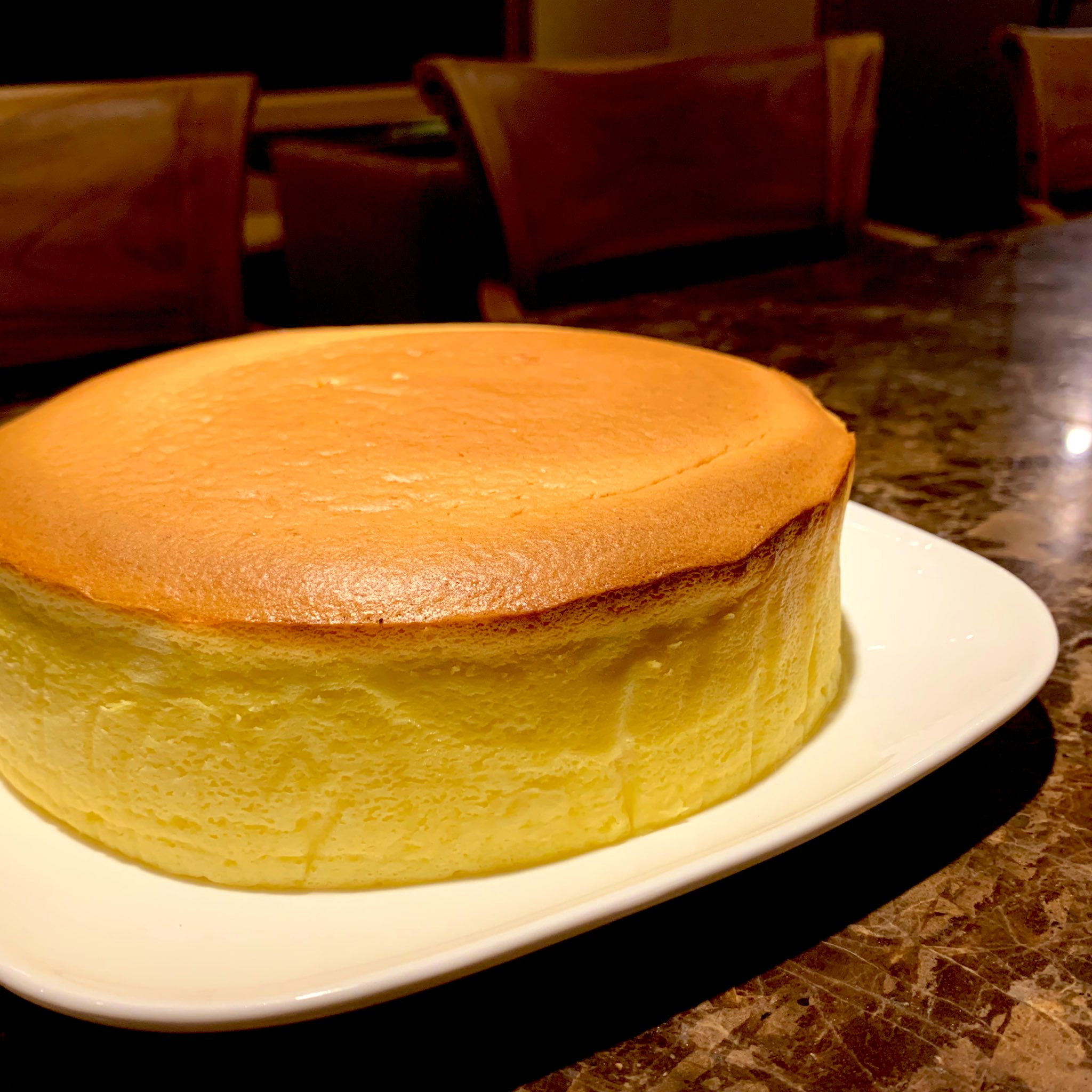 和牛テールとa5和牛のお店 Ease イーズ スフレチーズケーキが焼けました 優しく甘く ふんわりしゅわしゅわ チーズにレモンゼストが良いアクセントです 秋でベイクドチーズケーキや南瓜 芋 栗などのずっしり系が多かったので 今回はふわふわ系