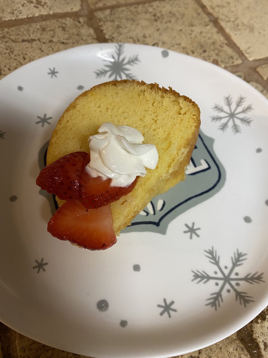 Iluvinspireu's tweet photo. Last slice of my #RumButterCake who wants it? Delicious&Yummy😋 I think I will make these for Christmas gifts🤔❤️Have a wonderful Weekend friends☕️☀️🤗☮️💟 https://t.co/TT9Z2y9yAT