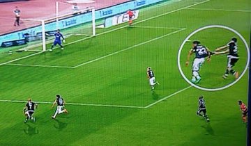 BayFani's tweet photo. 2015-2016 sezonu. 
Bjk - 3 
FB - 2
Türk hakemlerinin şampiyonluğu Fenerbahçe'den alıp bjkye verdiği sezon. Ama sorarsan hep mağdur onlar.
@Besiktas https://t.co/vTsSDt6kPA