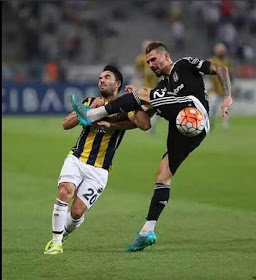 BayFani's tweet photo. 2015-2016 sezonu. 
Bjk - 3 
FB - 2
Türk hakemlerinin şampiyonluğu Fenerbahçe'den alıp bjkye verdiği sezon. Ama sorarsan hep mağdur onlar.
@Besiktas https://t.co/vTsSDt6kPA