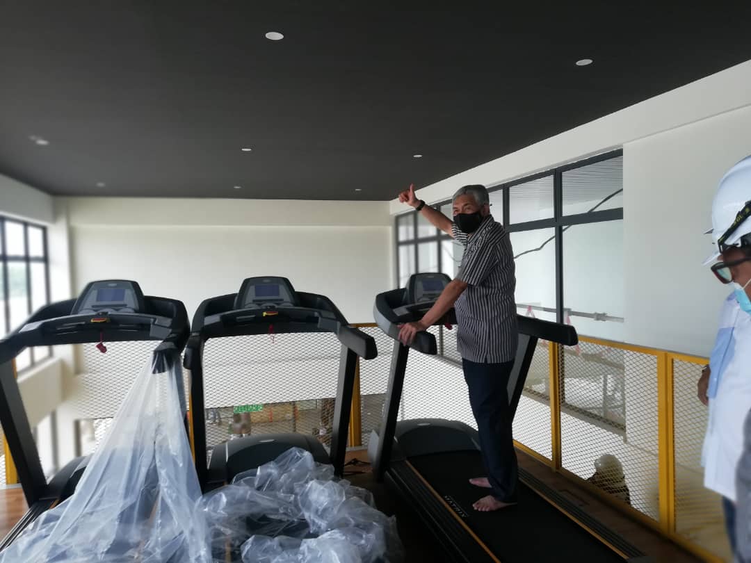 Lawatan Kerja YB Dato’ Seri Dr Ahmad Zahid Hamidi (Ahli Parlimen Bagan Datuk), YB Datuk Haji Khairuddin Tarmizi (ADUN HUTAN MELINTANG), YB Dato’ Shahrul Zaman Datuk Yahya (ADUN RUNGKUP) ke Tapak Projek Kompleks Sukan Bagan Datuk pada 28 November 2020. <a href="/DrZahidHamidi/">Ahmad Zahid Hamidi</a> <a href="/JKRPERAK/">JKR PERAK</a>