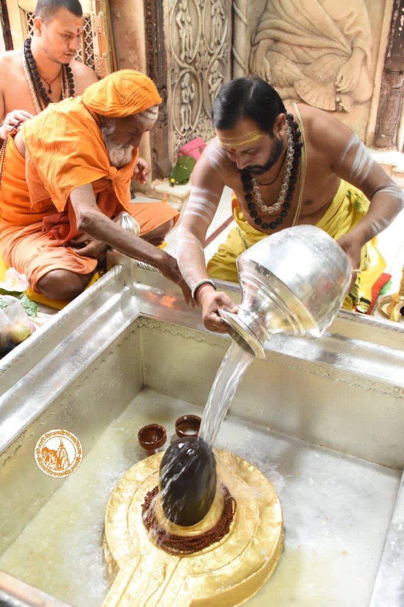 आज दिनाँक 28-11-2020 को श्री काशी मंदिर के दोपहर भोग आरती के दर्शन।
#ShriKashiVishwanath #Shiv #Mahadev #Baba #Temple #Nyas #darshan #blessings #BhogAarti #Varanasi #Kashi #Jyotirlinga https://t.co/NGlQNUaxIA