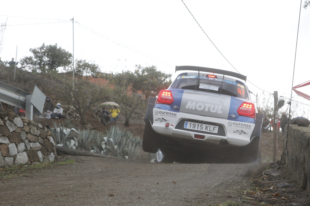 suzukimsport's tweet photo. Buenos días, vamos a por la segunda etapa del @RIslasCanarias, esperemos acertar mejor con las ruedas, ahora llueve en el parque de trabajo #R4 #Rally2Kit #Suzuki #Swift #SwiftSport #R4LLY #PoweredByMotul @oreca 📷 kike salgueiro https://t.co/737C9wMHHG
