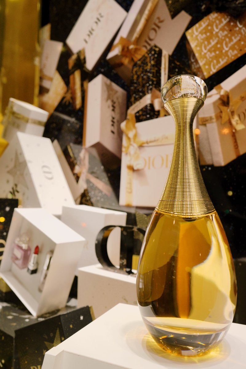 貴生川 平群 きぶかわ へぐり 大丸心斎橋店のディオールのショーウィンドウ Hp回復しそうなデザインの香水のデザインがとてもお気に入り ホスィ イルミネーション 御堂筋 心斎橋 大阪光の饗宴 光の饗宴 大丸 大丸心斎橋店 ディオール