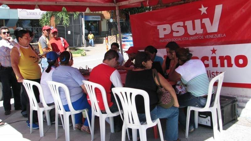 ConElMazoDando's tweet photo. Nicolás Maduro: Las 100 Ubch con mayor participación tendrán un premio para su comunidad https://t.co/sVN4VmQJpN  #6DBolivarYChavezPaLaAsamblea https://t.co/Ja2zJlw4Pr