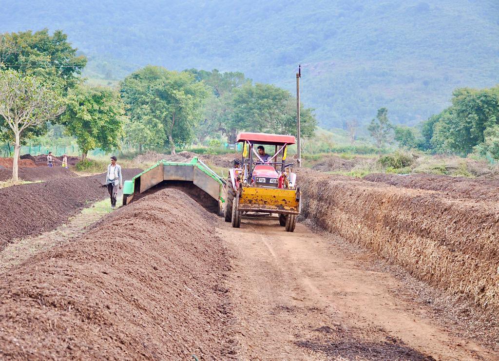 What made world class Quality happen in Scale is the mechanised central composting unit  @naandi_india created. This nutrient dense Plant Food was distributed as Top Soil to all the 50,000  @arakucoffeein estates. These modern approaches got tribal youth to take up agriculture! 6/n