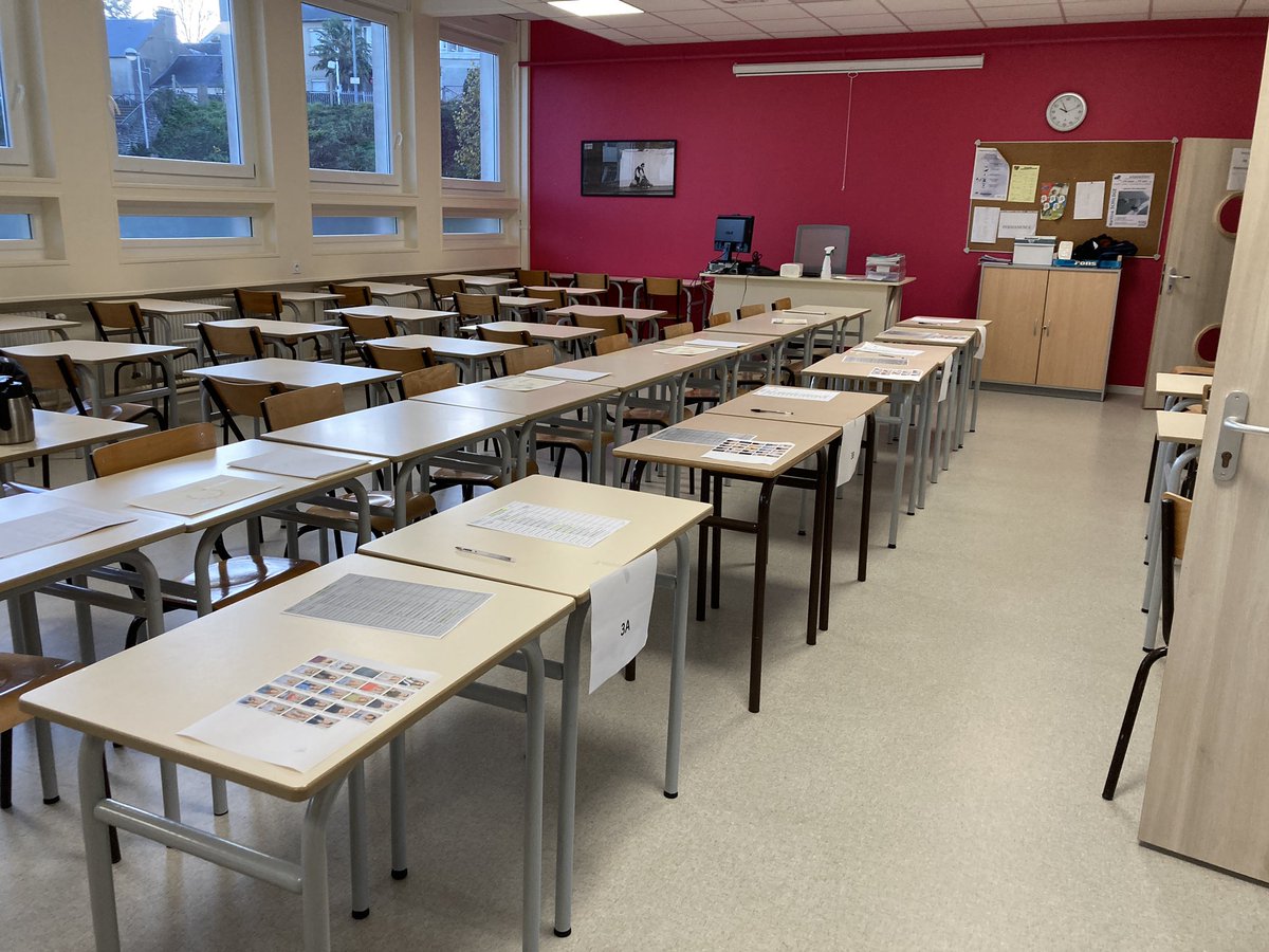 Remise des diplômes du DNB  et du CFG toute la journée ... remise bien triste sur RDV  toutes les 5 minutes ...
Heureusement les sourires sont derrière les masques 🤗
(Photo avec l’autorisation du jeune élève et de son papa)
