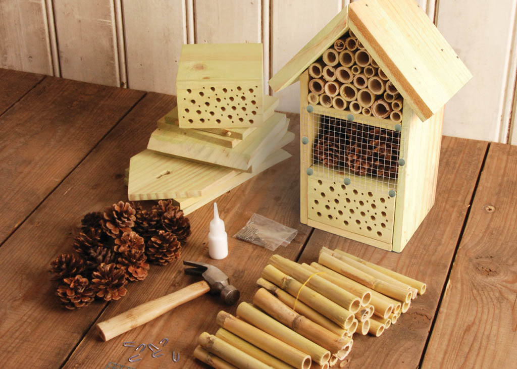 roubaix's tweet photo. Quelques idées de cadeaux fabriqués à #Roubaix :
▪️ Un hôtel à insectes à fabriquer par @monptitcoinvert 🐞
▪️ Une bougie élaborée à partir d’au moins 75% de matériaux recyclés par @sp_EtNISI 🕯️
➡️ https://t.co/O7sRhbSdQl 🎁 https://t.co/yYHtc3KcwJ