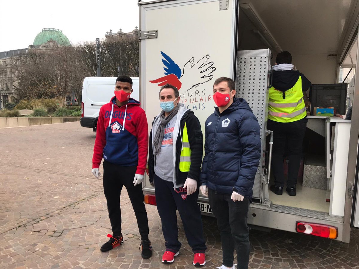 losclive's tweet photo. Le beau geste des Dogues envers le @SecoursPop et les sans-abris, au lendemain de #LOSCACM 👏

Parce qu’il n’y a pas de moments pour penser aux plus démunis... ❤️ https://t.co/b5f08hLUyy