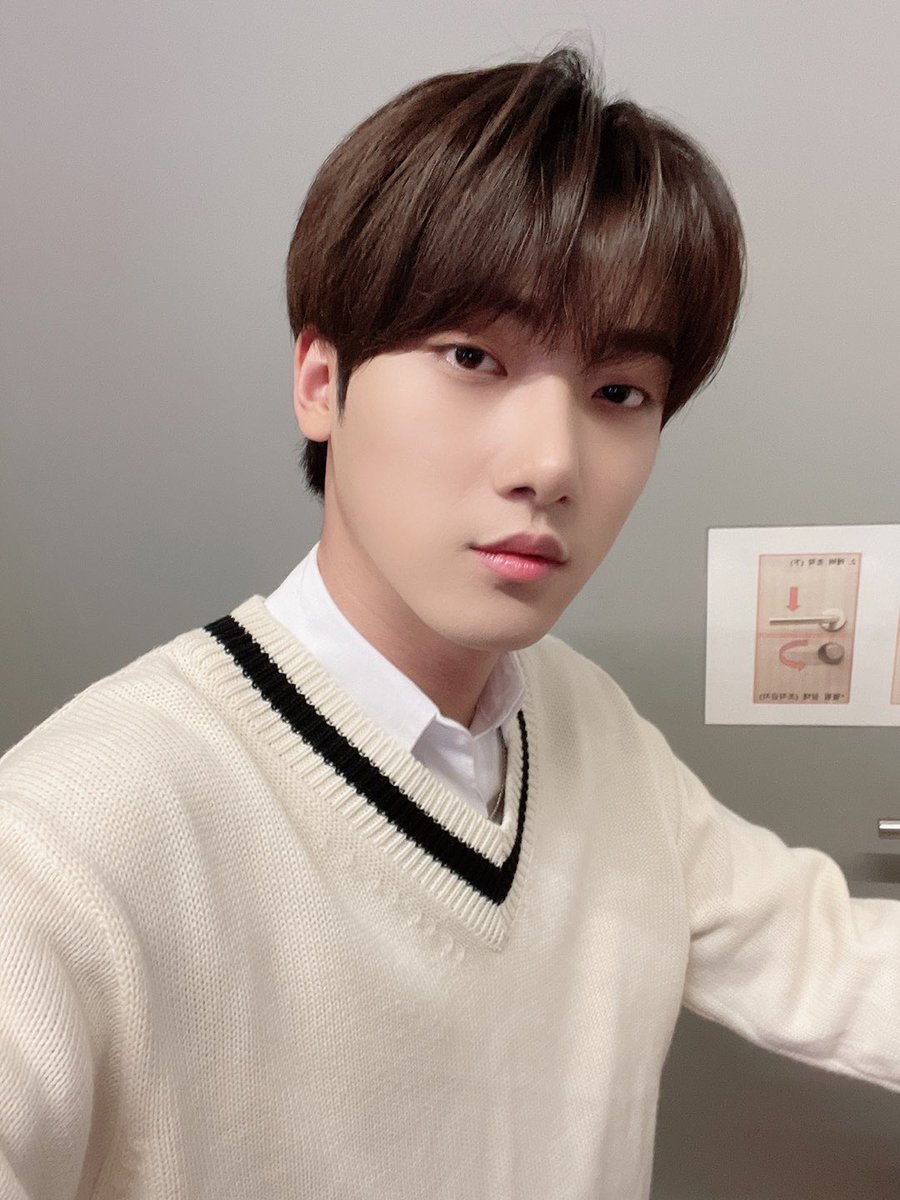 MYst_member's tweet photo. [#민호]  뭔가 착한대학생같다 그쵸 
그치만 난 나쁜남자지

#MYst #마이스트 #Minho
#두두둥장 #반전 #나는!!! 
#나쁜남자 https://t.co/Eb8Q9pXjmJ