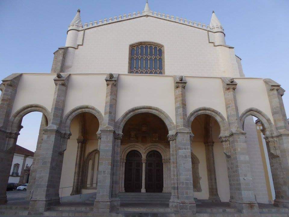 skymanuelima's tweet photo. Évora é uma verdadeira cidade-museu, considerada Património Mundial pela Unesco desde 1986. Das suas muitas igrejas, destaco o exterior destas três, pela sua arquitetura. #Évora #Alentejo #visitPortugal #lgrejas #Loios #SãoFrancisco #igrejaDaGraca #travelphotography #viagens https://t.co/D3koPcSegh