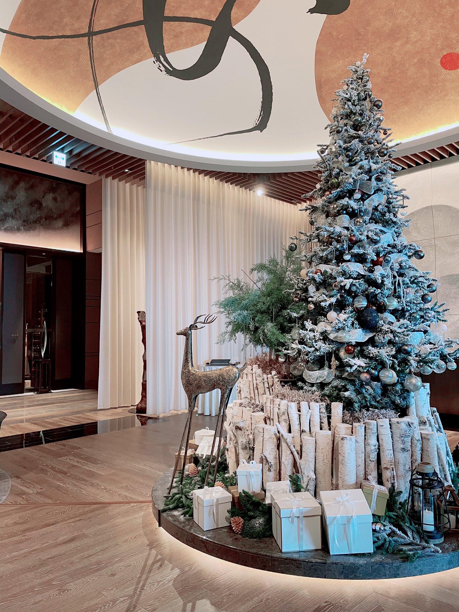 やよぴ フォーシーズンズ大手町 カップルの記念日に大正解なお宿 大きなクリスマスツリーのレセプションを抜けて 東京タワー の見える美味しいイタリアンでディナー 隣のバーで一杯したら 檜の香りのバスソルトを入れたお風呂でまったりシャンパン飲む