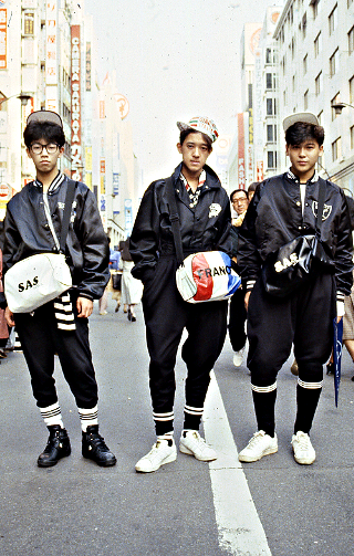 懐かしい昭和時代 No Twitter 1987年 昭和62年 3月 春から流行しだしたのはアメカジ この頃のアメカジはスポーツファッションで 決してアメリカ志向というわけではない トレーナーとスウェットパンツが基本 色は黒と白が基調でアクセントは原色を使う 男子も 懐かしい昭和時代 No Twitter 1987年 昭和62年 3月 春から流行しだしたのはアメカジ この頃のアメカジはスポーツファッションで 決してアメリカ志向というわけではない トレーナーとスウェットパンツが基本 色は黒と白が基調でアクセントは原色を使う 男子も