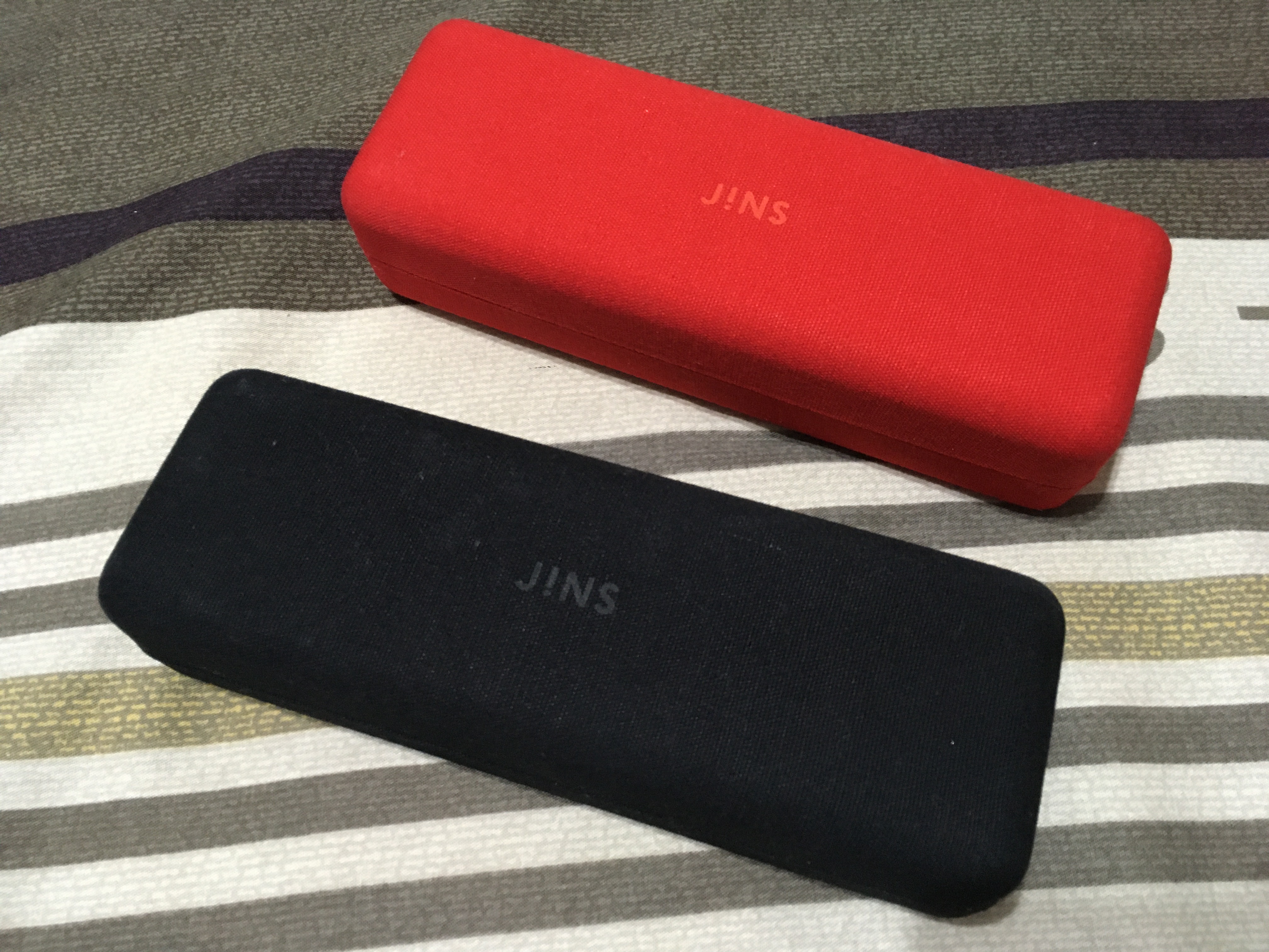 Jins 緊急アンケート Jinsのメガネケース どっち派 黒派 Rt 赤派 いいね ちなみに 私は赤 いや黒 両方好きです Jins メガネケース T Co Hmlmoln5vv Twitter