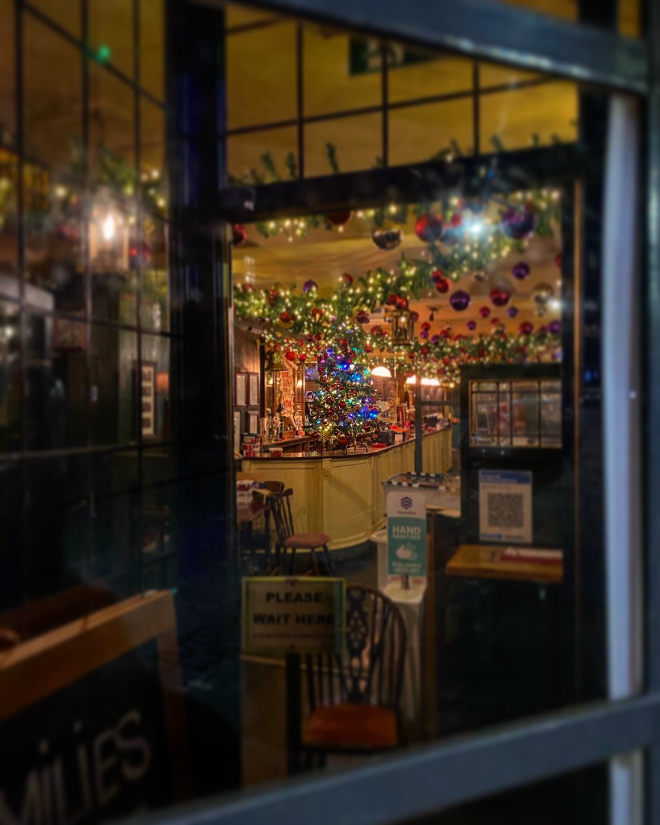 Peeping through the pub window. SO festive 🎅🏻☃️🎁🎄