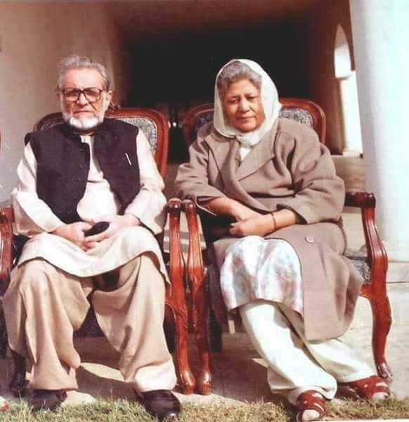 sapiophile_h's tweet image. اللہ تعالیٰ جس کو اپنی یاد دلاناچاہتا ہےاسے دکھ کا الیکٹرک شاک دے کر اپنی طرف متوجہ کر لیتا ہے۔ دکھ کی بھٹی سے نکل کر انسان دوسروں کے لیے نرم پڑجاتا ہے پھر اس سے نیک عمل خود بخود اوربخوشی انجام ہونےلگتےہیں۔
دکھ تو روحانیت کی سیڑھی ہے۔ اس پر صابر و شاکر ہی چڑھ سکتے ہیں
#بانوقدسیہ