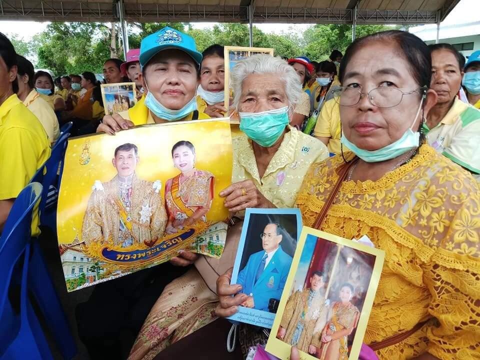 godzamay1's tweet photo. 👪 ประชาชนชาวไทยมีจิตใจโอบอ้อม​อารีมีความรักความสามัคคี​ช่วยเหลือกัน ตามที่พระองค์ทรงกล่าวไว้ "✌คนไทยต้องช่วยกัน" เรา💛ในหลวง 🙏 ขอพระองค์ทรงพระเจริญ
#รักชาติรักพี่น้องร่วมชาติ
#ในหลวงสู้สู้ https://t.co/ZCwArFA2y0