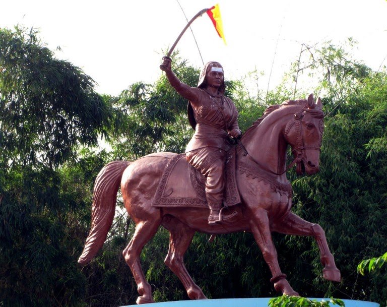 On September 11, 2007, Rani Chennamma’s statue was unveiled at the Indian Parliament complex in New Delhi by the first woman President of India, Smt. Pratibha Patil. The statue was donated by the Kittur Rani Chennamma Memorial Committee and was sculpted by Vijay Gaur.