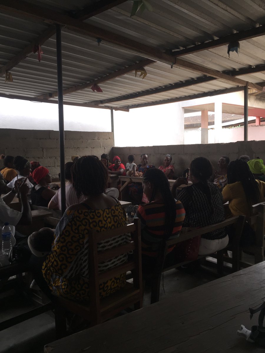 BecauseAmNappy's tweet photo. Les participants au débat se présentent. On a des femmes au foyer avec enfants, des femmes sans enfant, des étudiantes, des salariées... https://t.co/uFVHTrE1qT