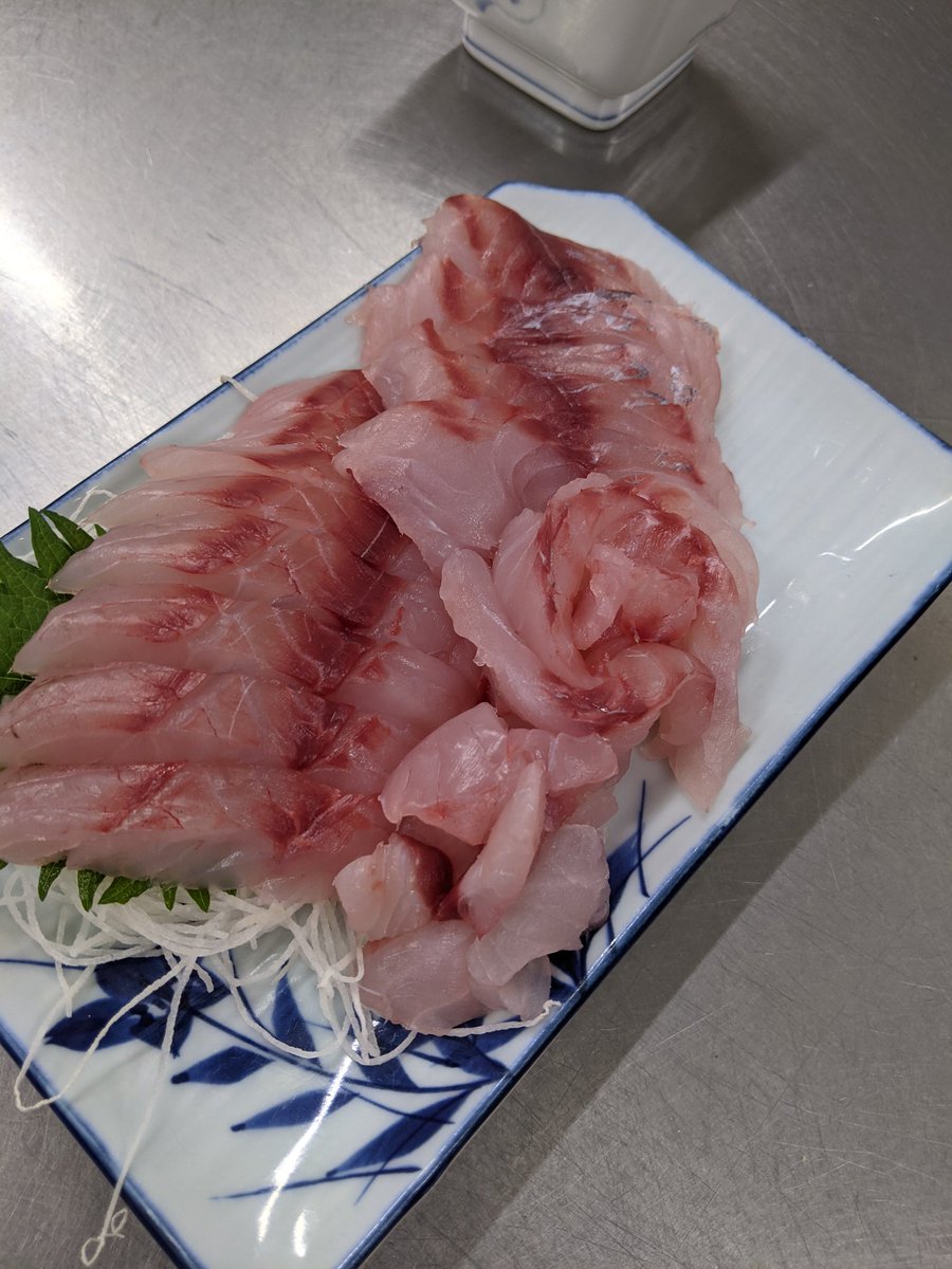まなみん 今日のお魚さばき教室 題材は 黒ムツ でした 赤ムツ は別名 ノドグロ 値段の問題もありクロムツです とっても美味しいお魚さんです まなみん 今日のお魚さばき教室 題材は 黒ムツ でした 赤ムツ は別名 ノドグロ 値段の問題もありクロムツです とっても美味しいお魚さんです