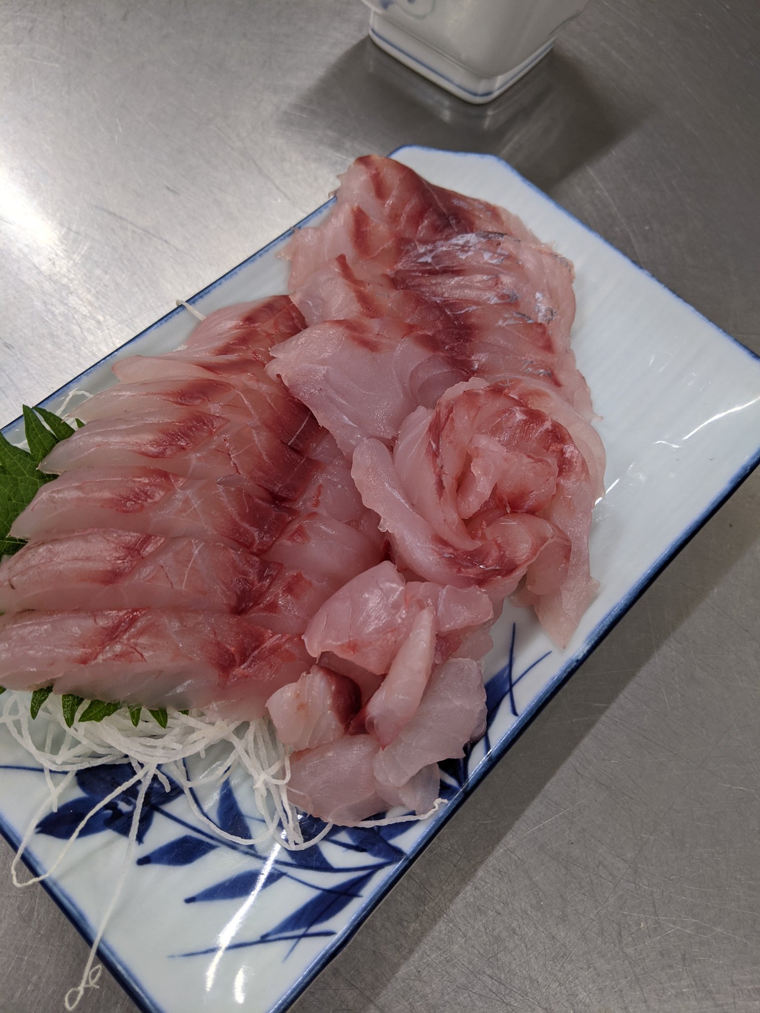 まなみん 今日のお魚さばき教室 題材は 黒ムツ でした 赤ムツ は別名 ノドグロ 値段の問題もありクロムツです とっても美味しいお魚さんです まなみん 今日のお魚さばき教室 題材は 黒ムツ でした 赤ムツ は別名 ノドグロ 値段の問題もありクロムツです とっても美味しいお魚さんです