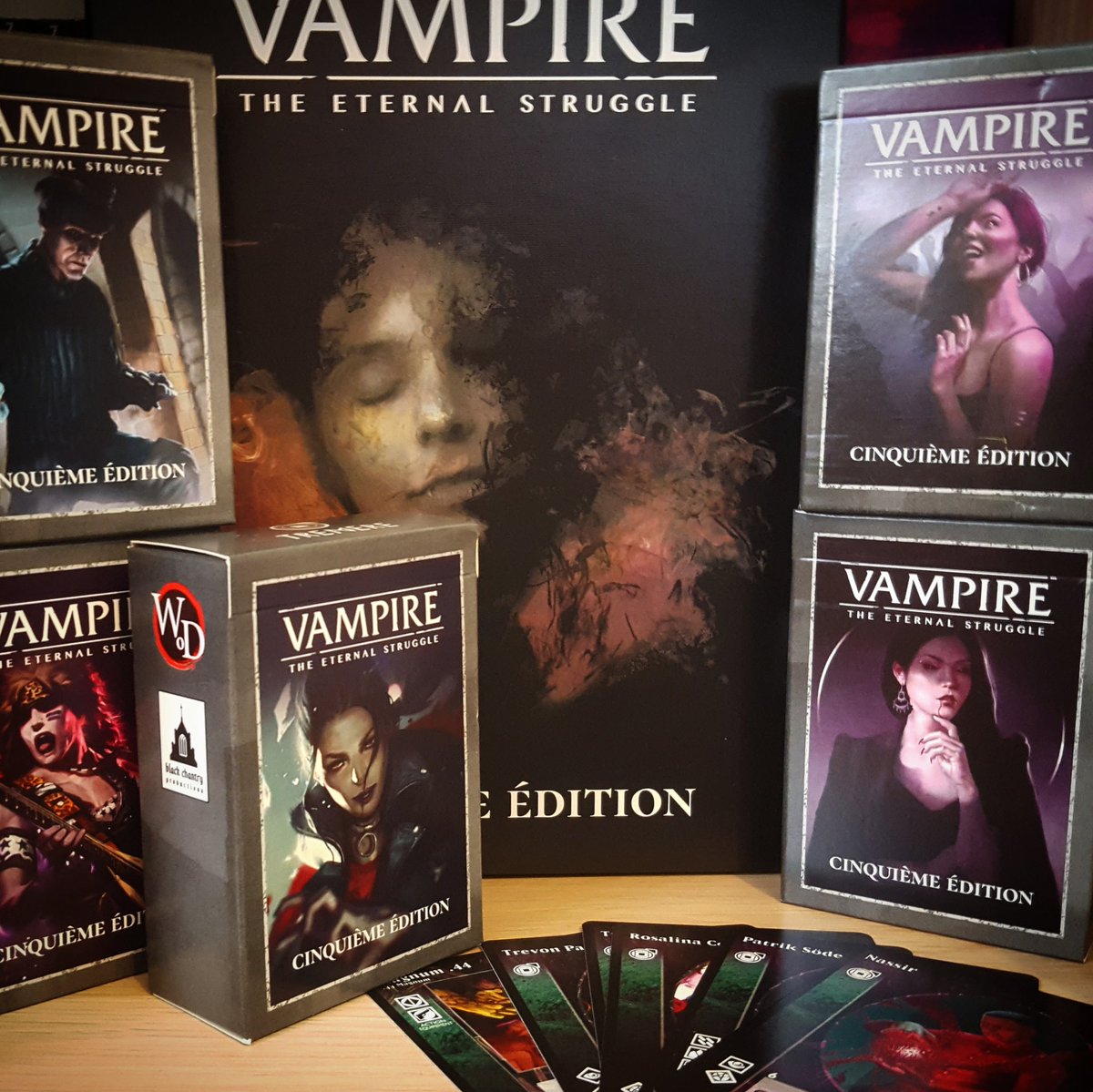 Vampire : The Eternal Struggle est disponible dans sa version cinquième éditions et en français.

On retrouve dans la boite les 5 decks d'initiation, des guides stratégiques, ainsi que des pions de sang. 

3 à 5 joueurs - 120 minutes - <a href="/EventsForGames/">Events For Games</a>