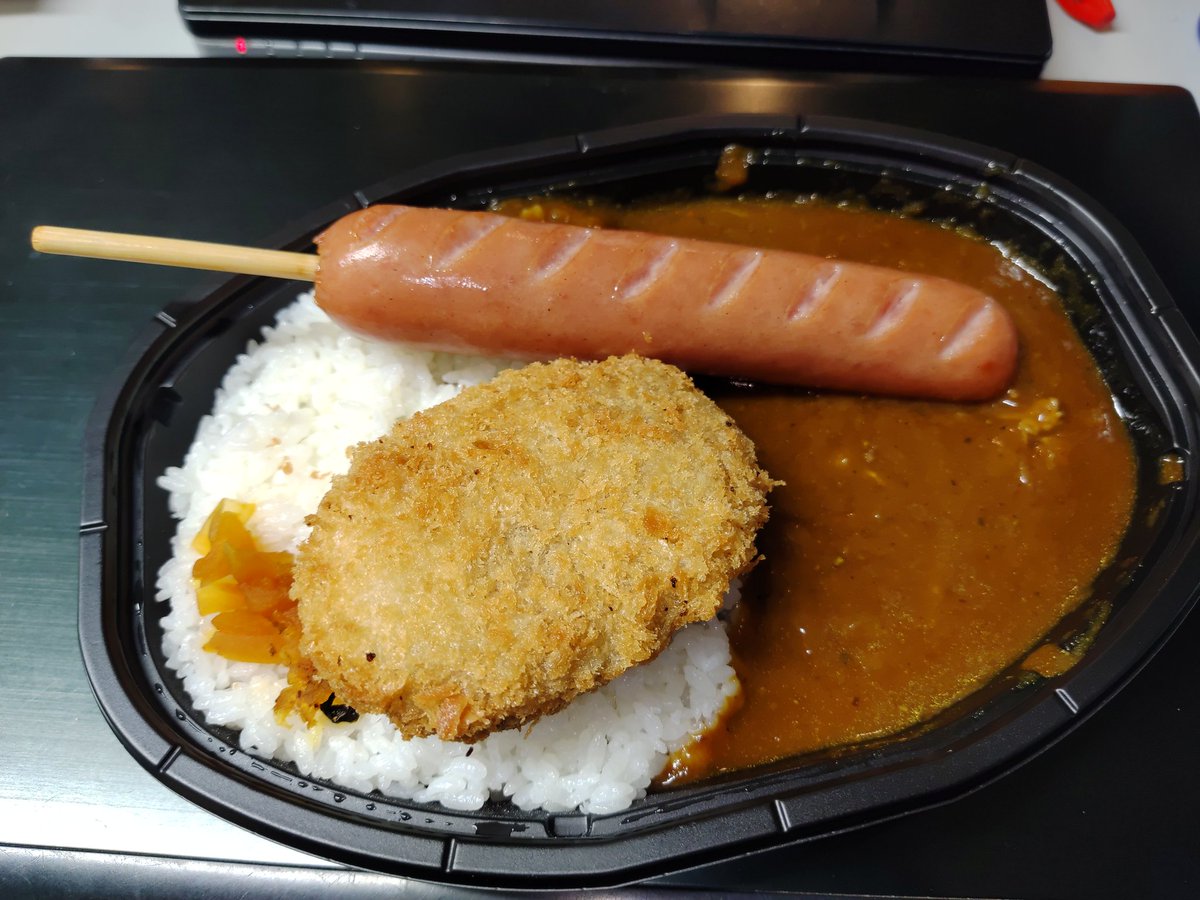 激しいバイク屋牛込柳町アトラクティブ 激しい贅沢 今夜はカレー ファミリーマートで３００円で売ってるカレーに ファミリーマートで売ってるコロッケとジャンボフランク入れて レジ袋付きで５３５円 うーん 贅沢