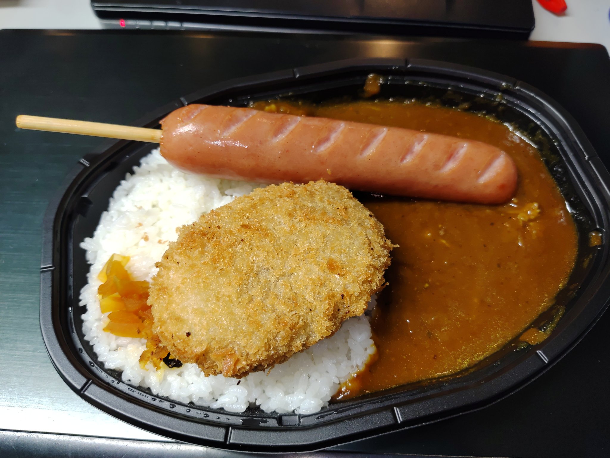 激しいバイク屋牛込柳町アトラクティブ 激しい贅沢 今夜はカレー ファミリーマートで３００円で売ってるカレーに ファミリーマートで売ってるコロッケとジャンボフランク入れて レジ袋付きで５３５円 うーん 贅沢 T Co Sxpnrbwfig