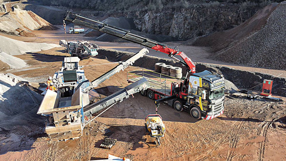KJ_Services's tweet photo. 20KT Lending A Hand Yesterday Replacing An Impactor Apron On One Of Our Kleemann MR110. Scheduled Down Time For Maintenance Is Always Better Than Unscheduled Breakdowns 👌🏼 #KJServicesLtd #KJCrushingLtd #Crushing #Operation #WirtgenGroup #Kleeman #Impactor #Scania #R500 #Fassi https://t.co/XbhZZjFwi9