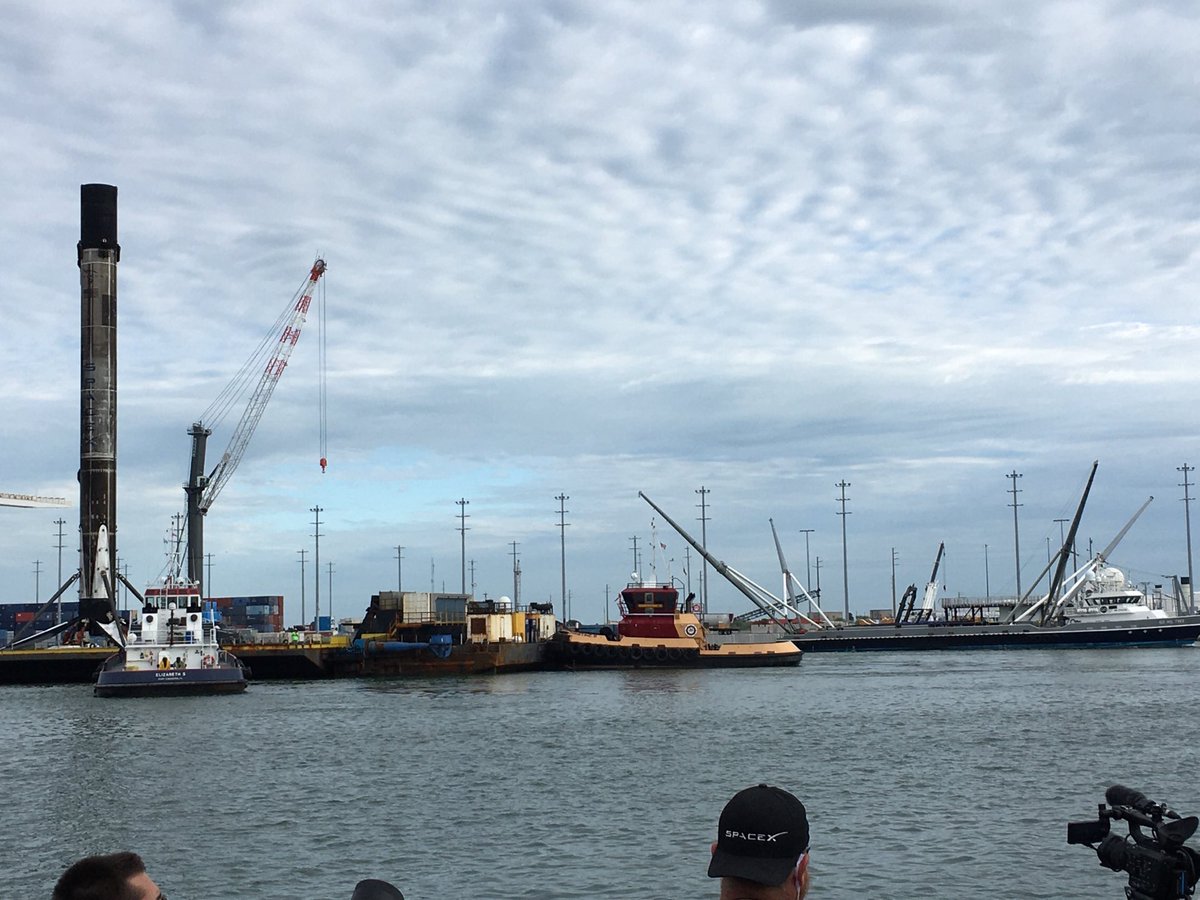 CapiAndreV's tweet image. Welcoming back to port the @SpaceX Falcon 9 🚀 that nailed its 7th landing aboard OCISLY!