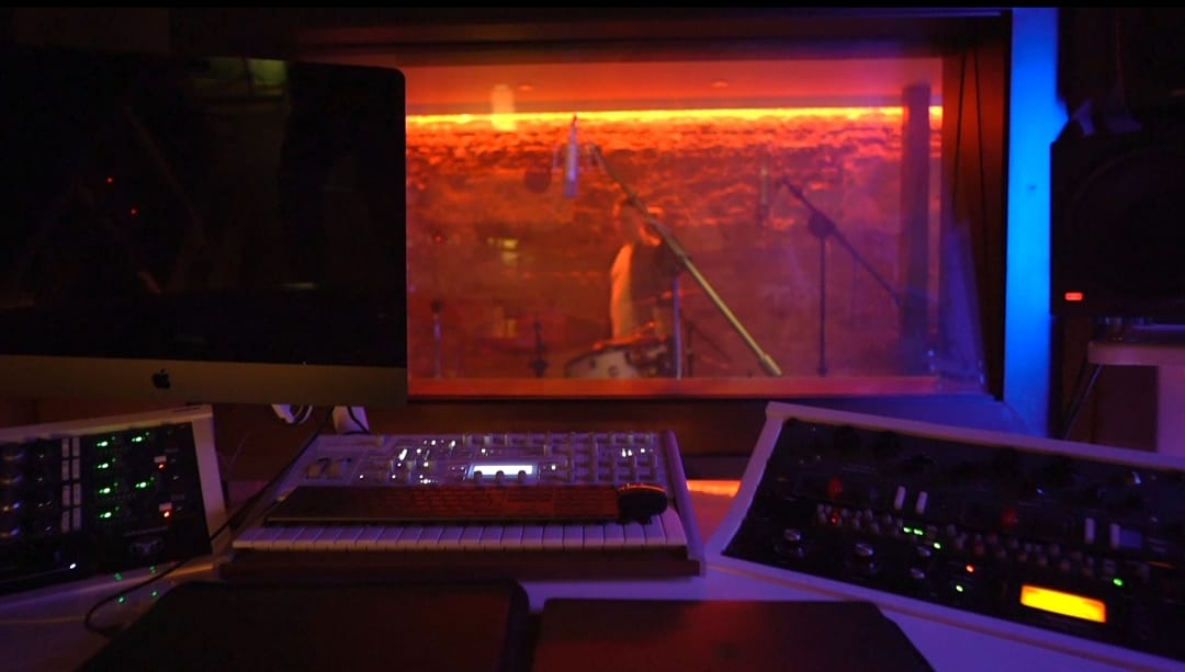 Faabx_Music's tweet photo. I will be soon releasing a video of the recording session of my latest single Drumscapes at The Old Hit Factory!
Thanks so much to you all for listening to it and for the amazing support! 🙌🙌

#recording #session #studiofootage #recordingstudio #theoldhitfactory #london #faabx https://t.co/Sk6lrczzXx