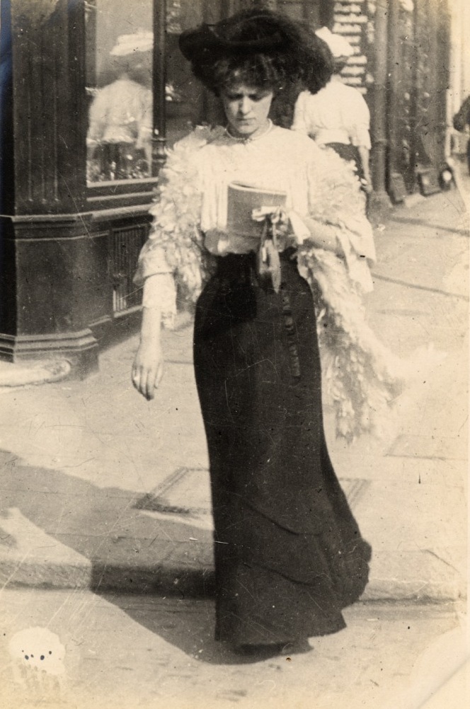 Street photography is not new. These photos were taken by Edward Linley Sambourne in west London and Kensington in 1906 and 1907, and they offer a fascinating glimpse into Edwardian street style. More in the next tweets.