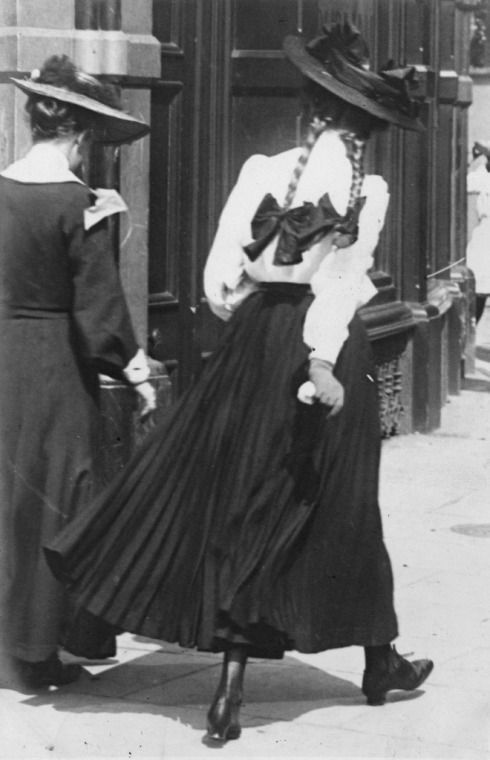 Street photography is not new. These photos were taken by Edward Linley Sambourne in west London and Kensington in 1906 and 1907, and they offer a fascinating glimpse into Edwardian street style. More in the next tweets.