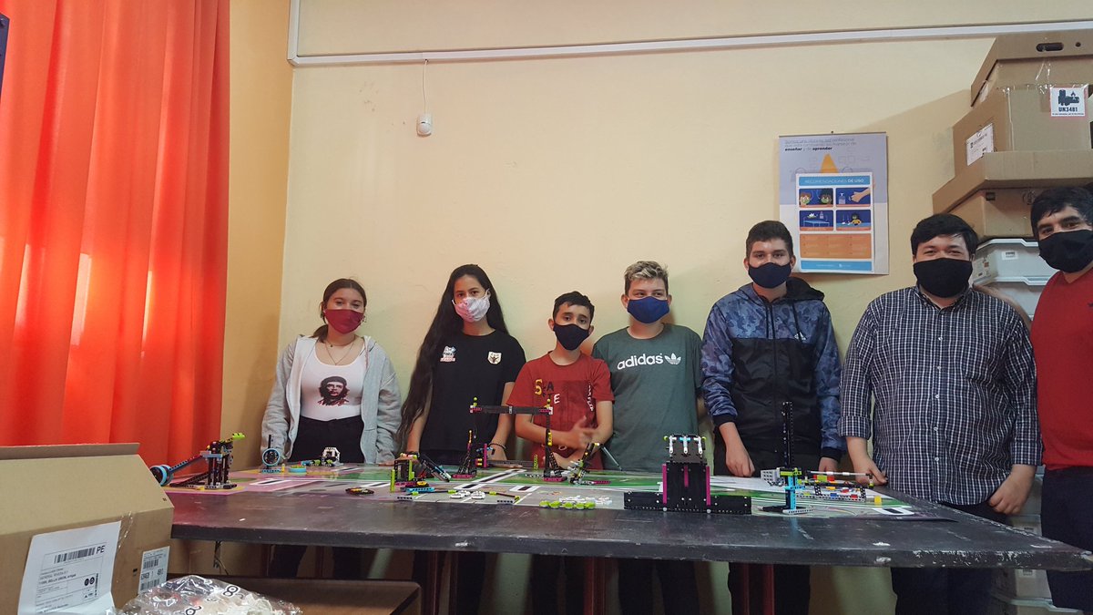 _TheNull's tweet photo. ¿Sábado? ¡Siii! 
Jornada de trabajo intenso en el armado de las estructuras de la nueva pista del Juego del Robot juntos a nuestros aliados @RlPem del Liceo 1 de Bella Unión.

💪🤖🦾

#Cooperticion https://t.co/kODiQxn1nE