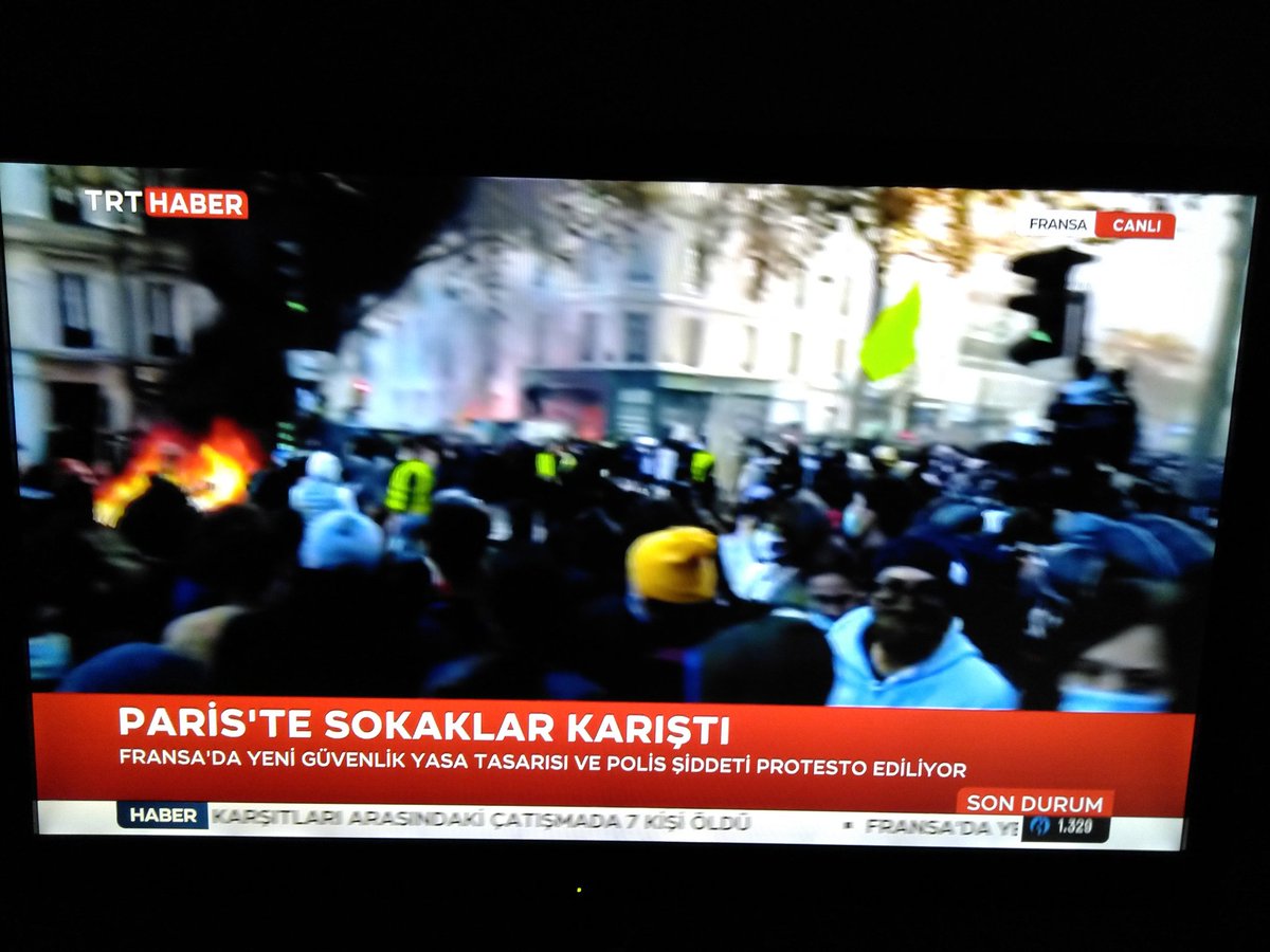 h_y_ozturk's tweet photo. Fransa'da sokaklar karışmış "endişe ile izliyoruz" 😄
#DemokrasiMeydanı 
#ProtestoEdiyorum 
#LiveParis https://t.co/9A7dxaKNLW