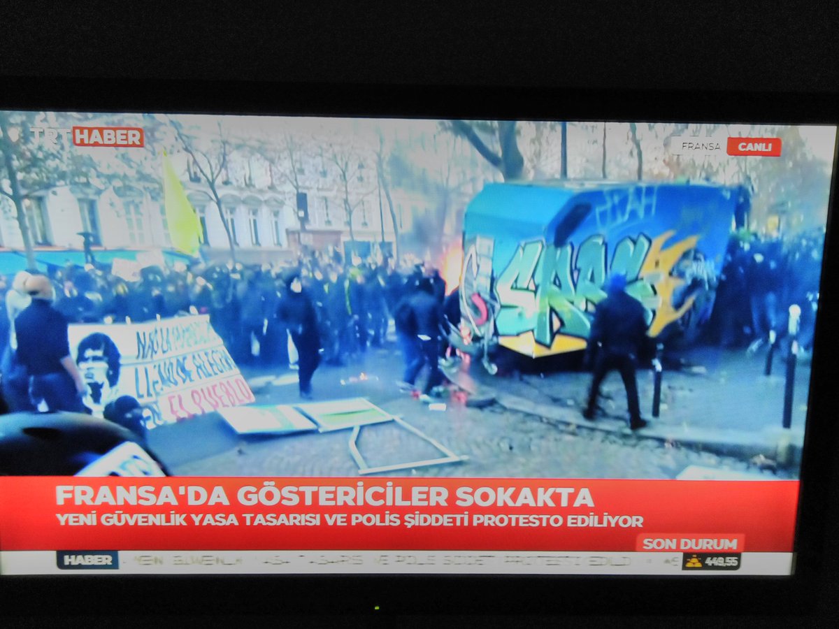h_y_ozturk's tweet photo. Fransa'da sokaklar karışmış "endişe ile izliyoruz" 😄
#DemokrasiMeydanı 
#ProtestoEdiyorum 
#LiveParis https://t.co/9A7dxaKNLW