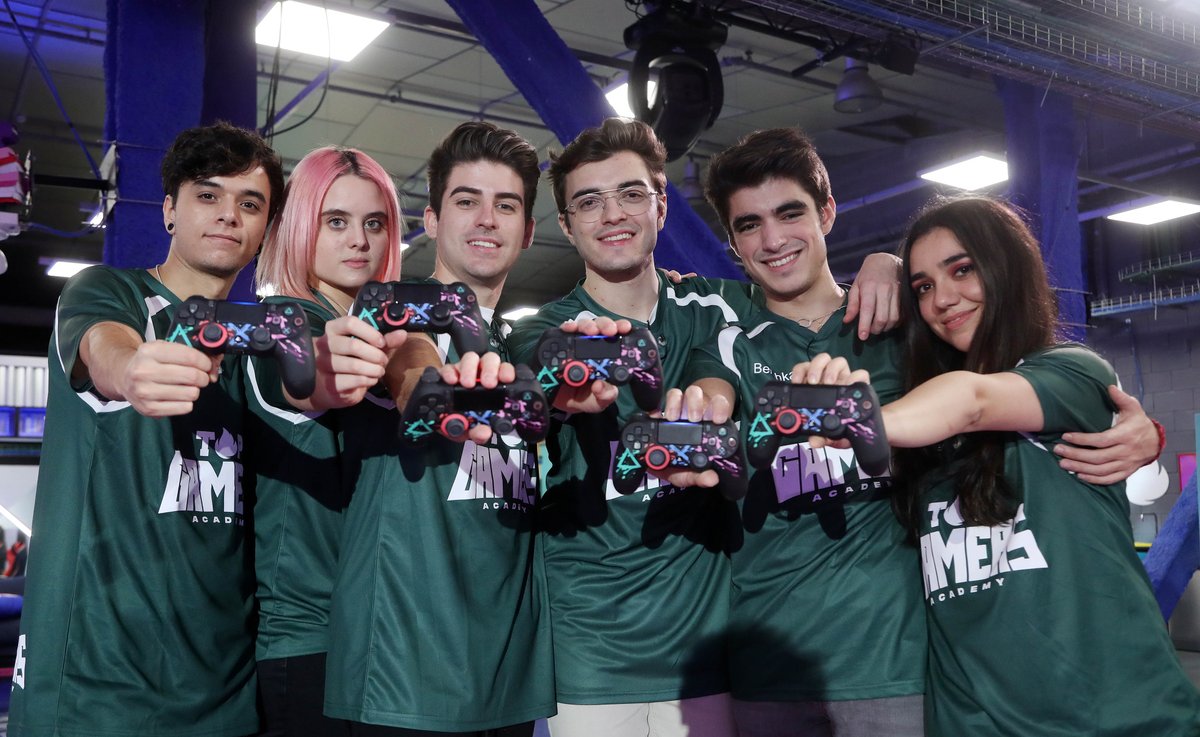Aquí posando con el mando oficial de <a href="/PlayStationES/">PlayStation España</a>  <a href="/TopGamersA/">Top Gamers Academy</a> el equipo de el <a href="/TheGrefg/">Grefg =)</a> #calvalleros.

Que gane el mejor! #TopGamers28NOV