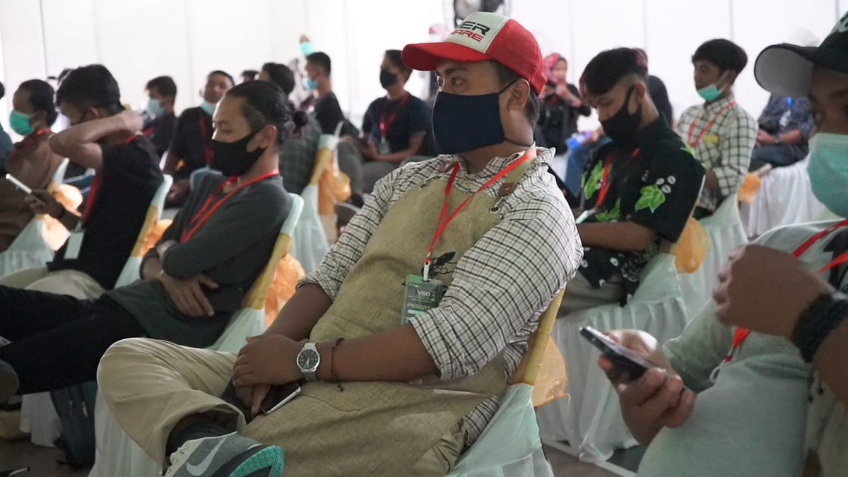 budparekrafjtg's tweet photo. Sebanyak 36 pemuda dari 20 kecamatan di Temanggung mengikuti lomba menyeduh kopi (V60 Fun Battle) yg diselenggarakan oleh @disporaparjtg Tengah bekerja sama dengan Komite Ekonomi Kreatif Provinsi Jawa Tengah di Makukuhan Hall Temanggung, Sabtu (28/11) #JogoPlesiran #JatengGayeng https://t.co/uxm2tibMRv