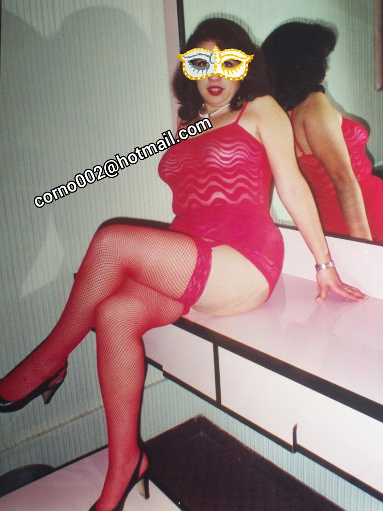 Mi esposa fue una joven muy hermosa y con el paso del tiempo se convirtió en una mujer espectacular de una belleza incomparable muchos la han pretendido y sólo uno pudo cogérsela muy pronto un amigo también lo hará y estoy muy orgulloso de ella
#cornudo #cuckold #cornudoOrgulloso