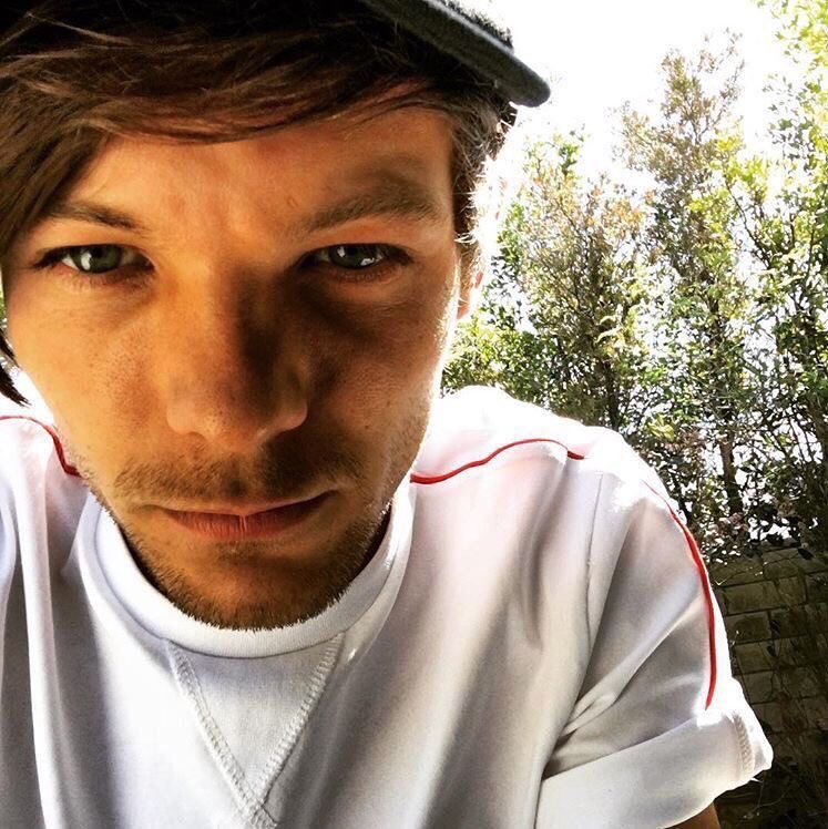 louis tomlinson selfies; a thread ༉‧₊˚✧