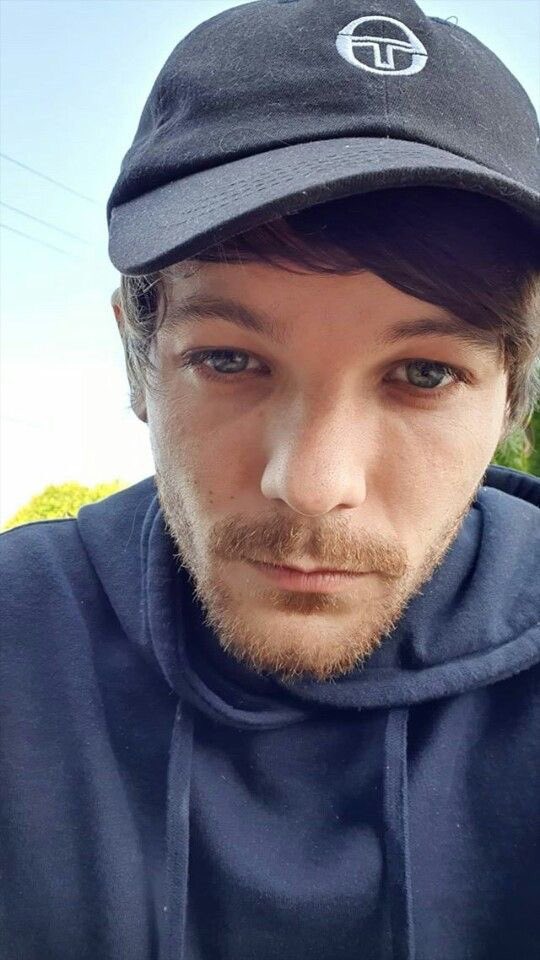 louis tomlinson selfies; a thread ༉‧₊˚✧
