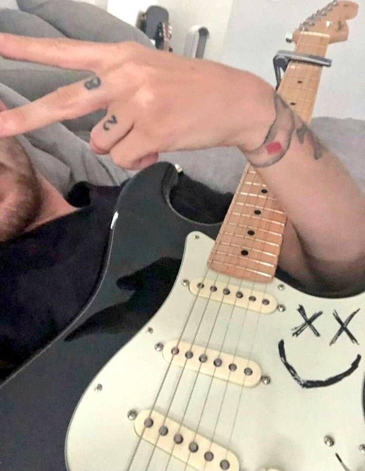 louis tomlinson selfies; a thread ༉‧₊˚✧