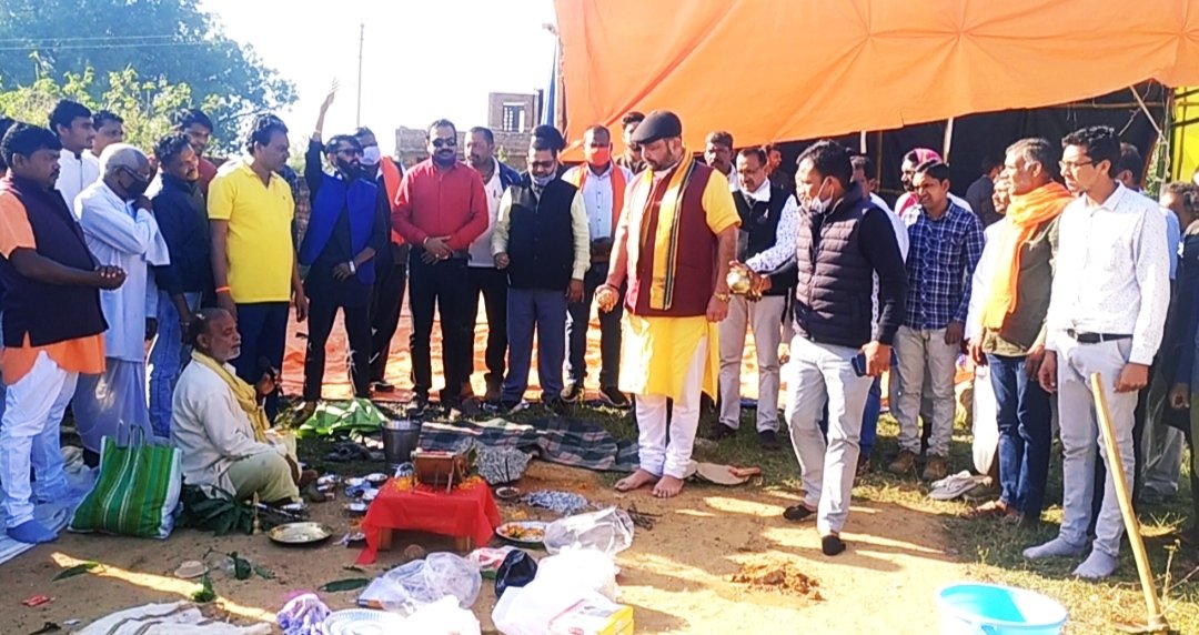 HymGupta's tweet photo. #एक_गांव_एक_मंदिर_अभियान

ग्राम पंचायत आरा में #एक_गाँव_एक_मंदिर के तहत हिन्दू हृदय सम्राट प्रबल प्रताप सिंह जूदेव ने  गु��ि के पास महादेव मंदिर का भूमि पूजन कर शिलान्यास किया 💐💐💐🚩🚩 @prabaljudev @narendramodi @RSSorg @BJP4Delhi @AmitShahOffice @myogiadityanath https://t.co/QQvvjMEAnX