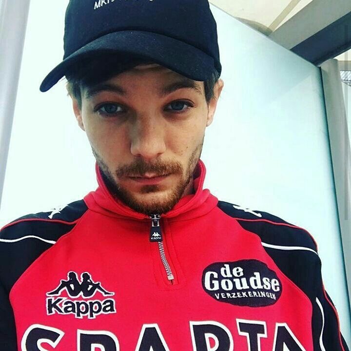 louis tomlinson selfies; a thread ༉‧₊˚✧