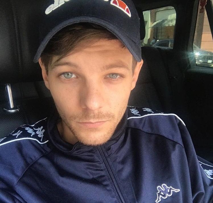 louis tomlinson selfies; a thread ༉‧₊˚✧