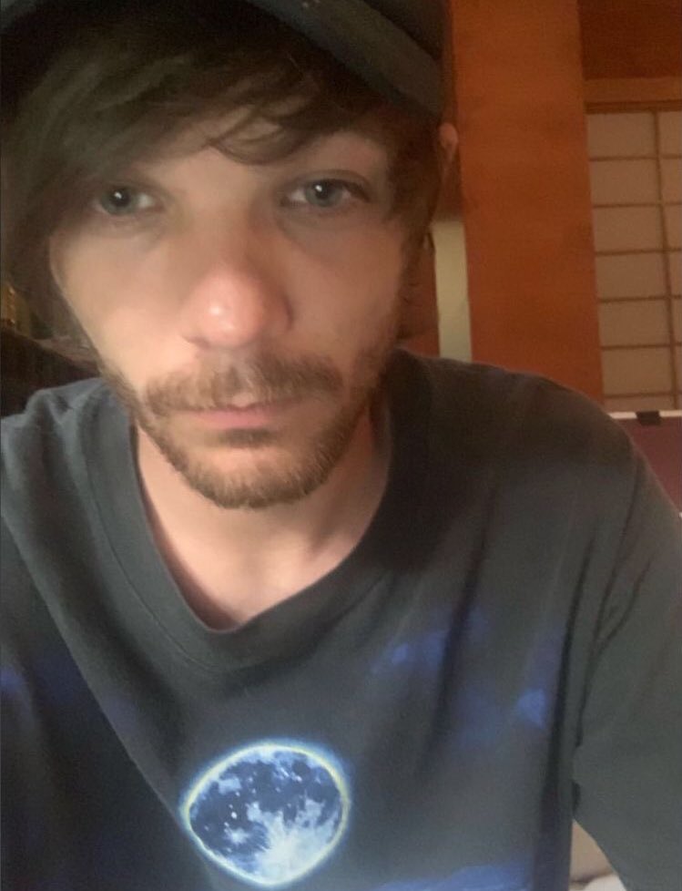 louis tomlinson selfies; a thread ༉‧₊˚✧